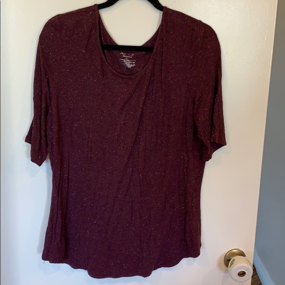 Like new Maroon speckled basic tee